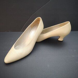 Thomas Wallace Ladies Size 7 Ivory Faux Leather Low Heel Pump Shoes